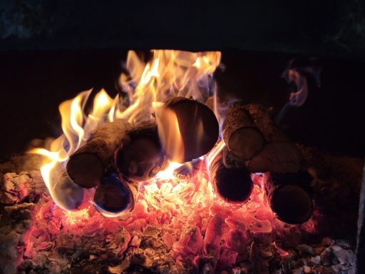 Vue du feu de bois dans la chaudière de l'alambic