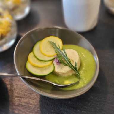 Mise en bouche à la courgette du jardin et mousseline de volaille