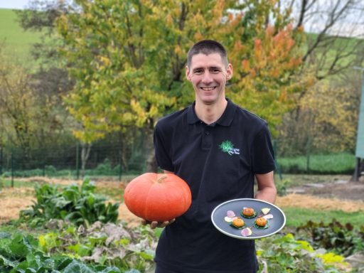 Mickaël GAIGNON, Chef de cuisine, entre courge fraîche et création savoureuse dans son potager.