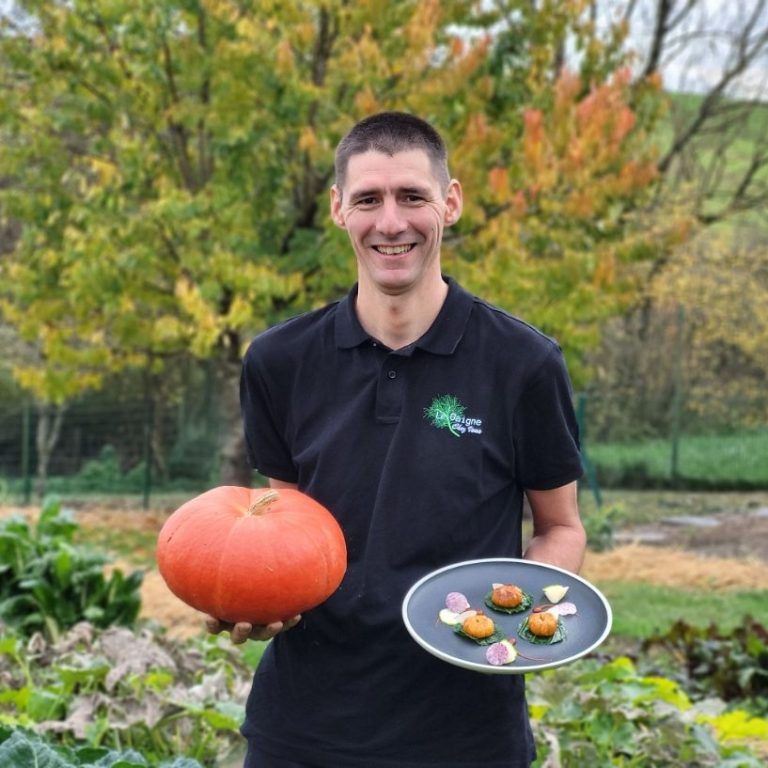 Mickaël Gaignon, Chef de Cuisine, dans son potager