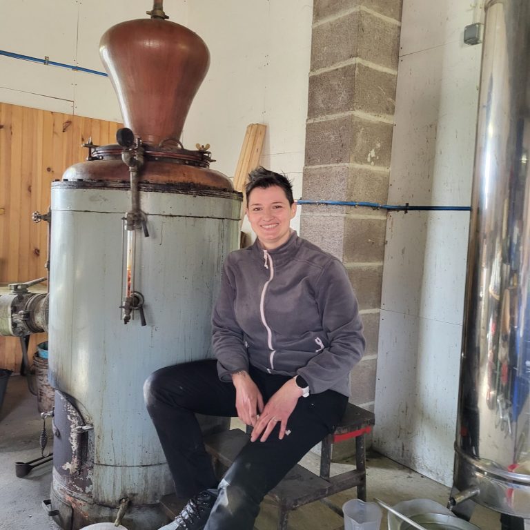 Aurélie PIERSON, Artisan Distillatrice près de son alambic
